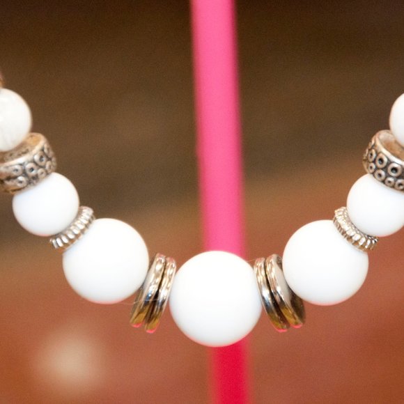 Pretty white and silver bead necklace - Picture 4 of 6